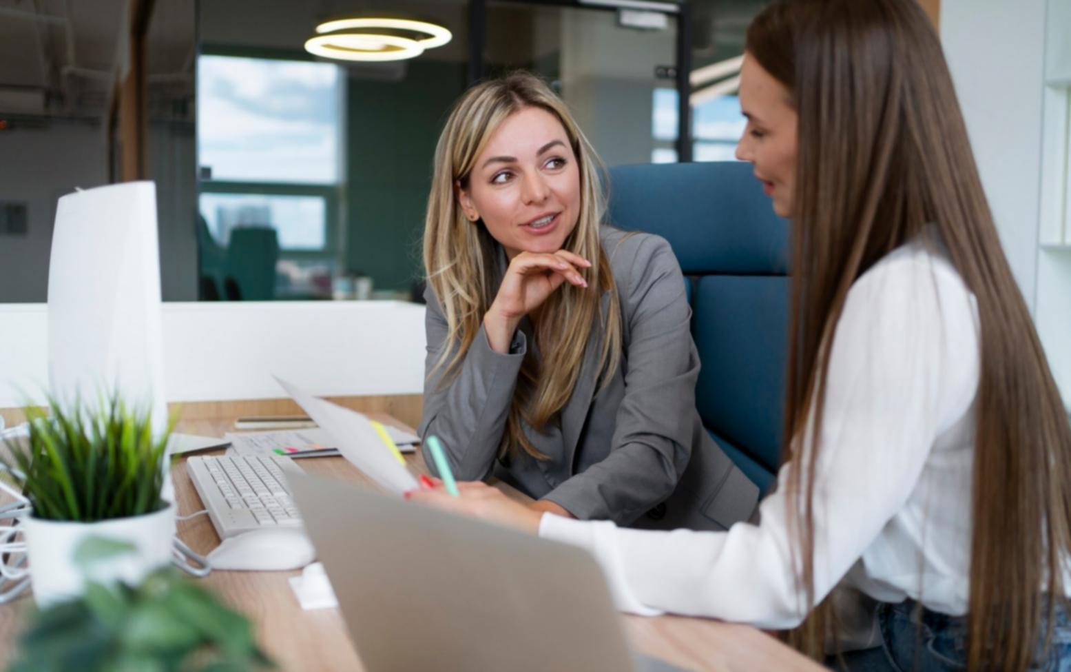 Arbeitsplatz mit strukturierten Finanzunterlagen und Notizen