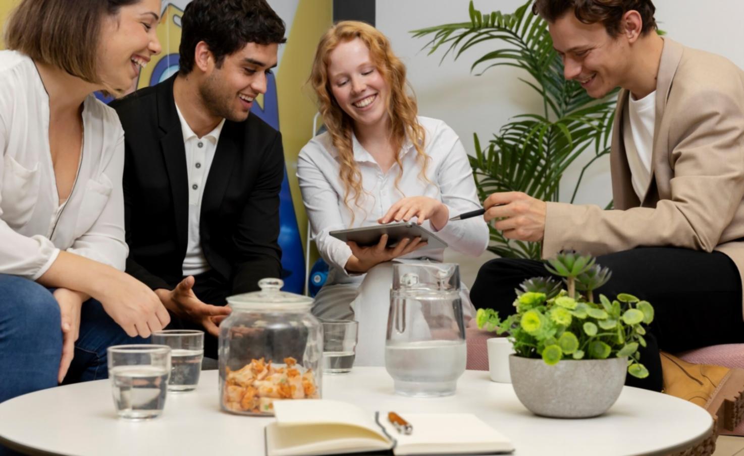 Moderne Arbeitsumgebung mit digitalen Tools für Finanzplanung