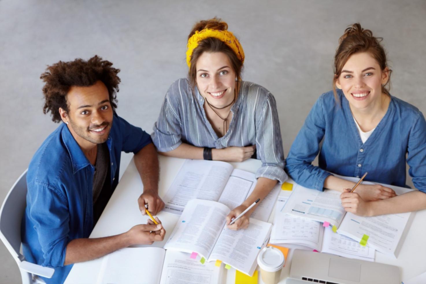 Modernes Büro mit Arbeitsbereich für Geschäftsbesprechungen